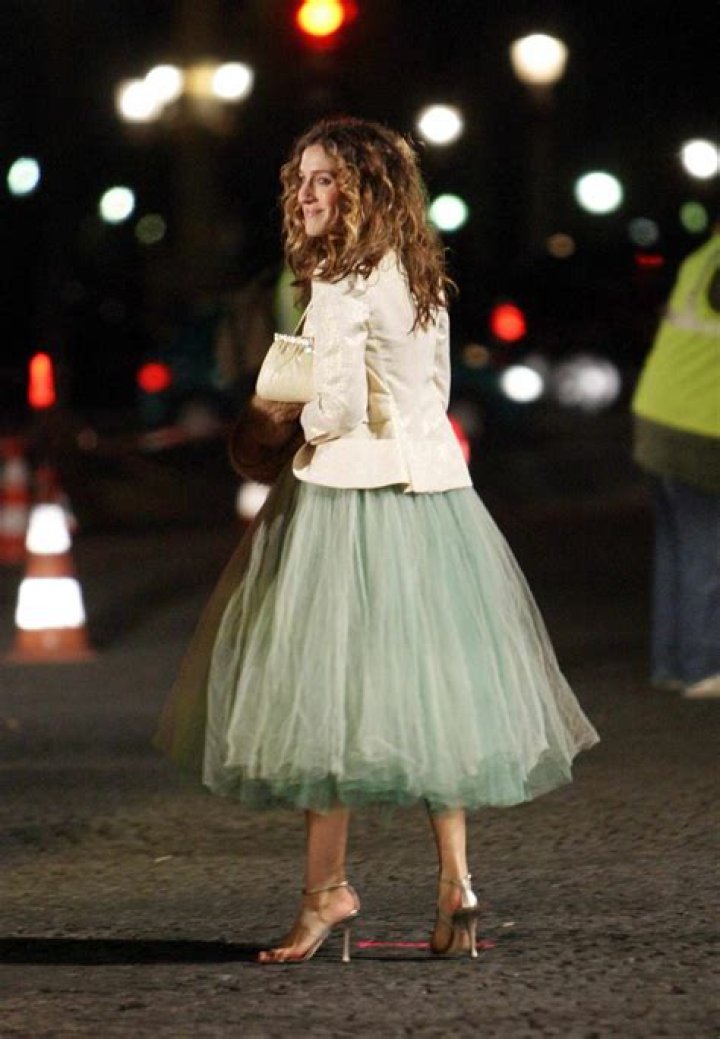 10 Throwback Carrie Bradshaw Outfits That Still Work for 2023