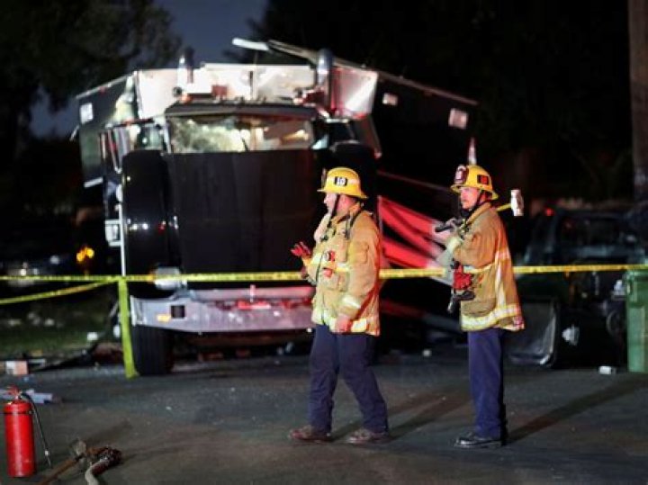 17 heridos por una explosión controlada en Los Ángeles en un camión de explosivos