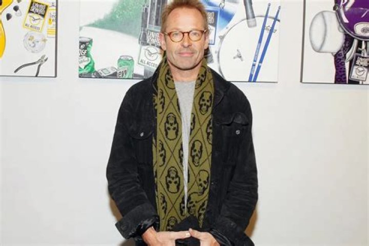 23 Astounding Facts About Simon Kirke