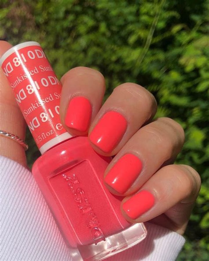 33 Celebrity Coral Nail Polish Photos