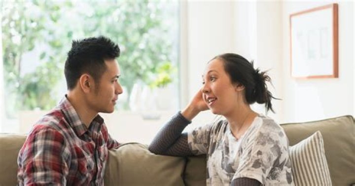 9 Clear Signs Of A Relationship In Trouble, According To Experts
