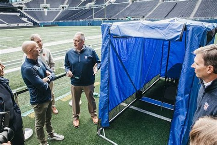 Aaron Rodgers heads to the medical tent