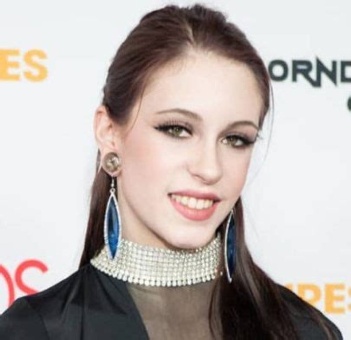 Anna de Ville Biography, Age, Height, Family, Wiki & More