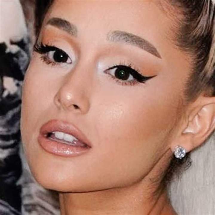 Ariana Grande's Makeup Photos & Products