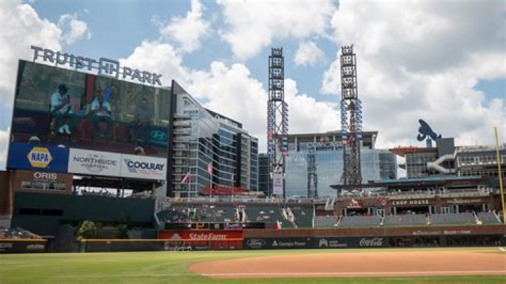 Atlanta Braves fan makes catch while holding onto daughter