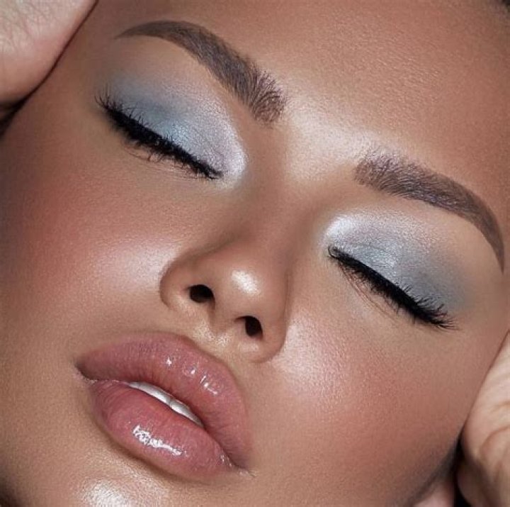 Baby Blue Eyeshadow Is The Throwback Makeup Trend We've Been Waiting For