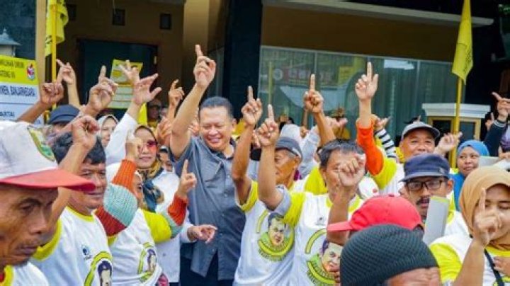 Bamsoet Bagikan Makanan dan Kaos di Posko Kemenangan