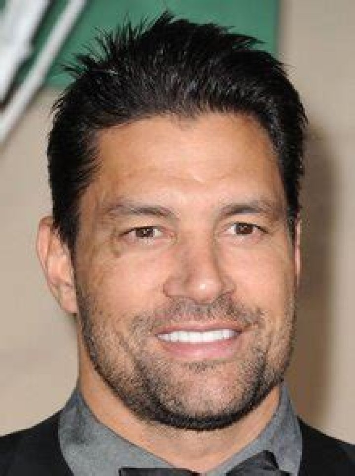 Biography of Manu Bennett