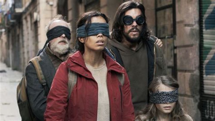 مقطع محذوف من فيلم Bird Box لساندرا بولوك يكشف شكل الوحش.. شاهده!