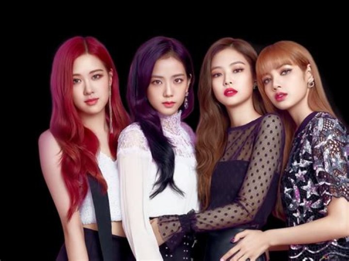 نجمات فرقة BlackPink حديث الجمهور بعد زيارتهن لقصر باكينغهام - نجوم