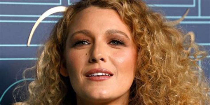 Blake Lively’s Fire-Red Bikini Featured a Sexy V-Shaped Underwire