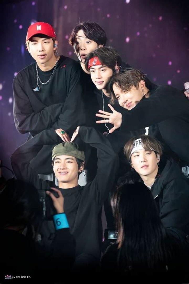 أقنعة على الوجه وحراسة مشددة.. هكذا وصلت فرقة BTS إلى نيويورك