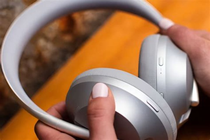 Can the Bose Noise Cancelling Headphones 700 connect to two devices at once?