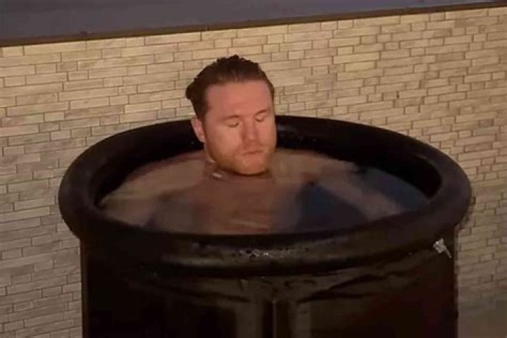 Canelo Álvarez y su meditación extrema en una tina de agua helada