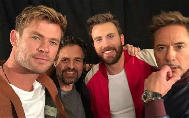 Chris Hemsworth réagit à la chanson qu’il interprète avec Chris Evans, Robert Downey Jr. et Mark Ruffalo