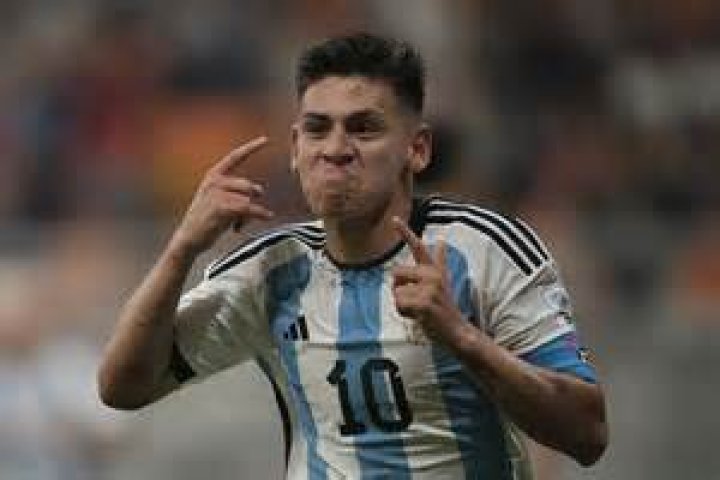 Claudio Echeverri: the Argentine 'little devil' compared to Messi