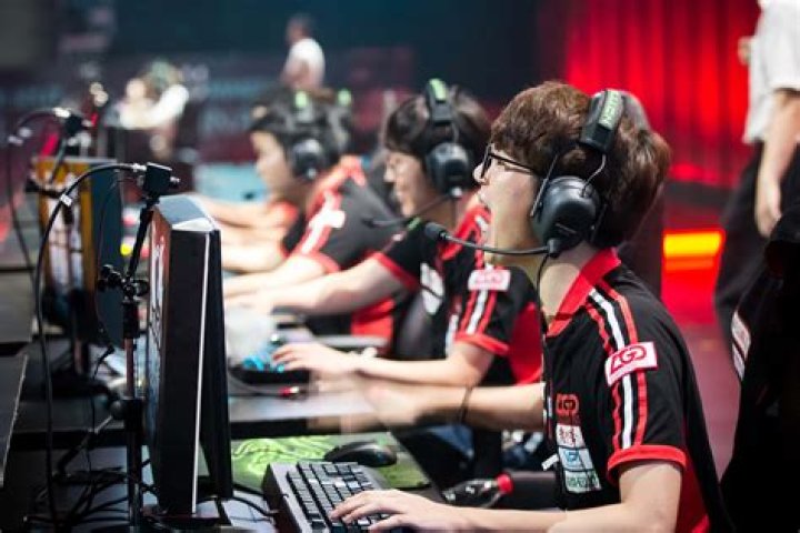 CNN.com - Gamers play at Hong Kong's Comic Festival
