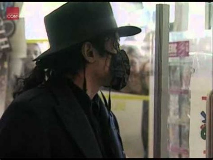 CNN.com - Michael Jackson mobbed by fans