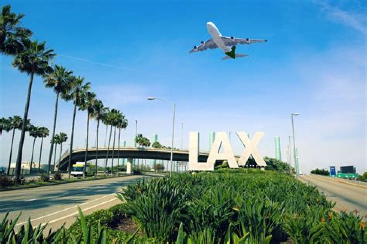 CNN.com - Security scare: LAX terminalevacuated