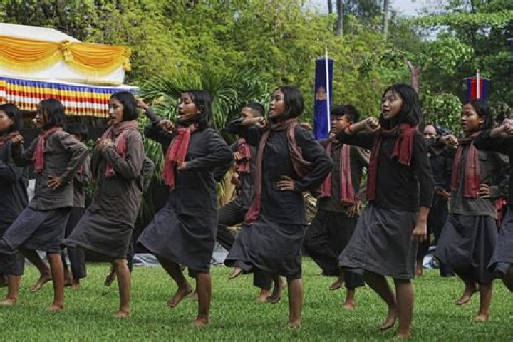 CNN.com - Students demand Chinese apology for Khmer Rouge