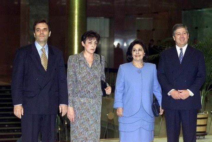 CNN.com - Yugoslav Crown Prince to congratulate Kostunica