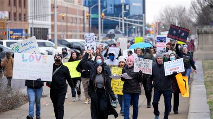 CNN - Victims' rights group to protest Paul Simon musical