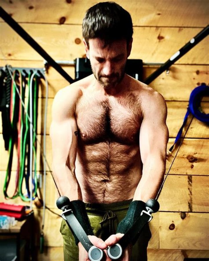 Colin Donnell Height Weight Body Stats