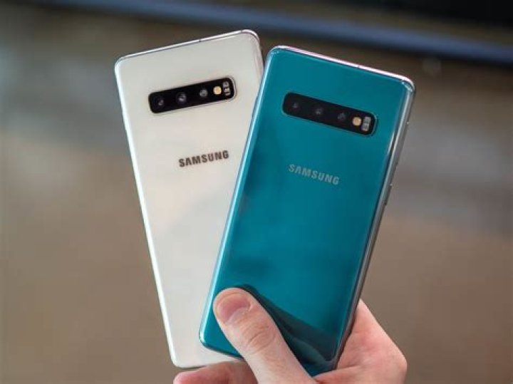 Does the Galaxy S10 come with headphones in the box?