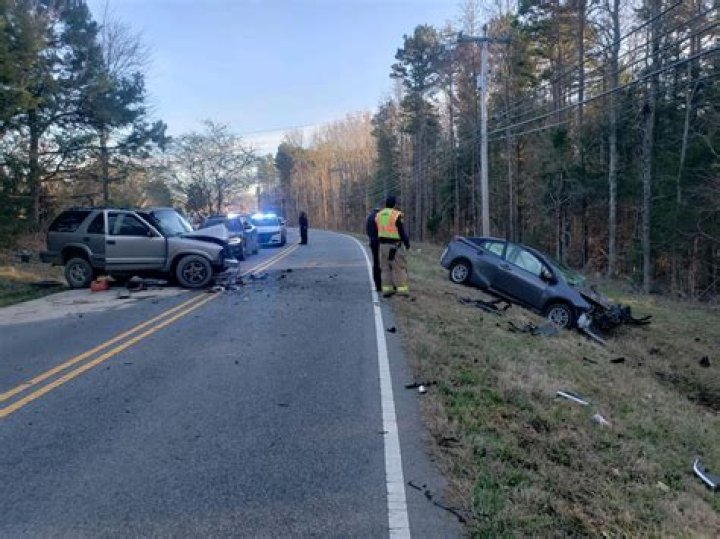 Douglasville man dies in head-on crash