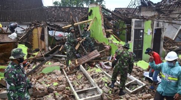 Dozens hurt in Indonesia earthquake