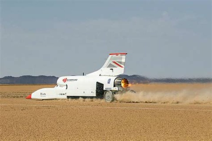 El Bloodhound LSR supera los 800 km/h en sus test para batir el récord de velocidad