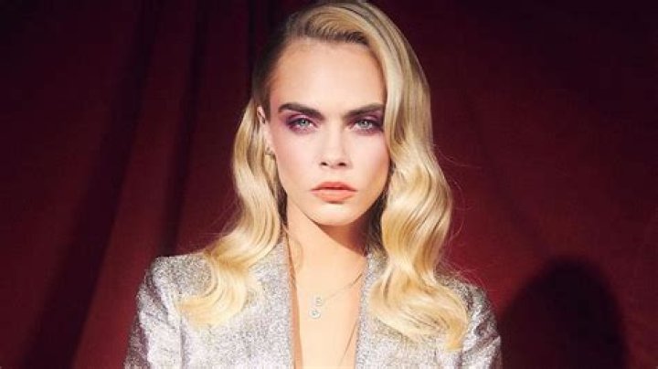 El desnudo integral y el vibrador de Cara Delevingne en su último post