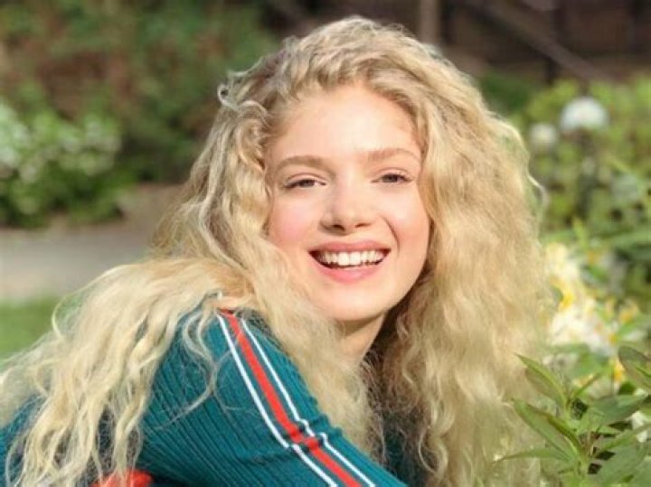 Elena Kampouris Bio, Age, Height, Boyfriend, Net Worth
