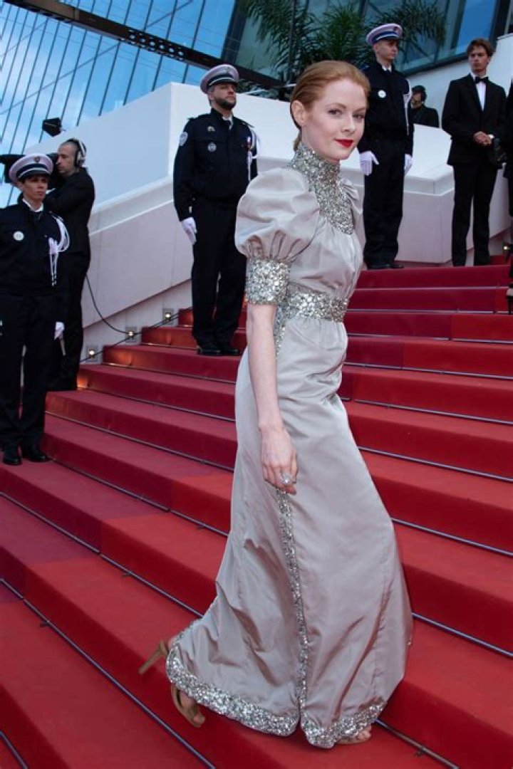إميلي بيتشام Emily Beecham تفوز بجائزة أفضل ممثلة بالدورة 72 لكان السينمائي