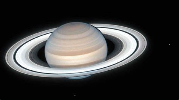 Encelado, la luna de Saturno, tiene un océano bajo su superficie polar