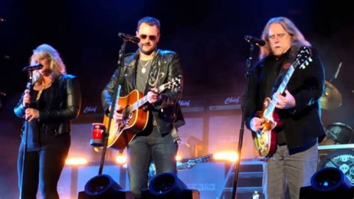 Eric Church Performs 'The Weight' With Warren Haynes