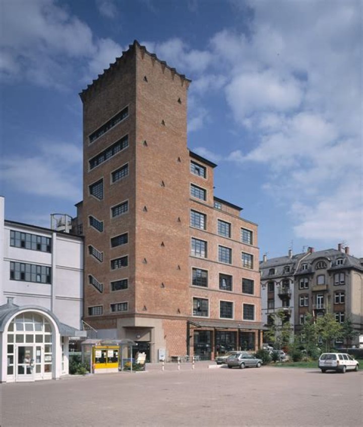EXIT – Antonia Baehrs neue Lecture-Performance über Notausgangslichter am Mousonturm Frankfurt