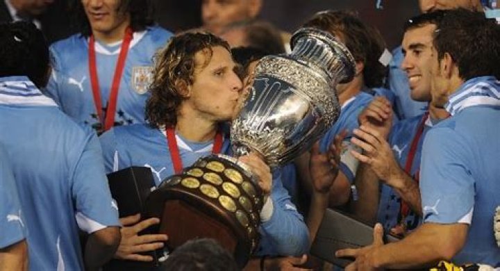Forlan punishes Paraguay as Uruguay make Copa America history