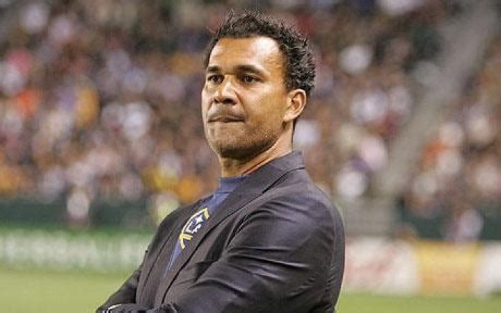 Gullit resigns as coach of LA Galaxy