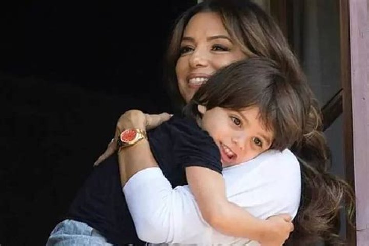 Hijo de Eva Longoria grita con orgullo: 