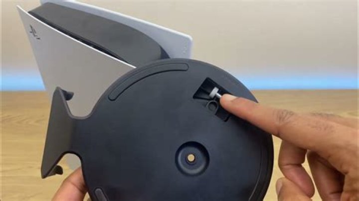 How to attach the PS5 base
