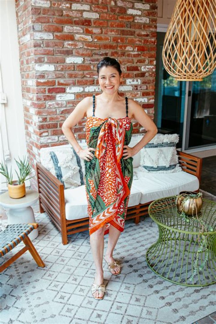 How to Tie a Sarong: Easy Cover-Up Outfit Ideas