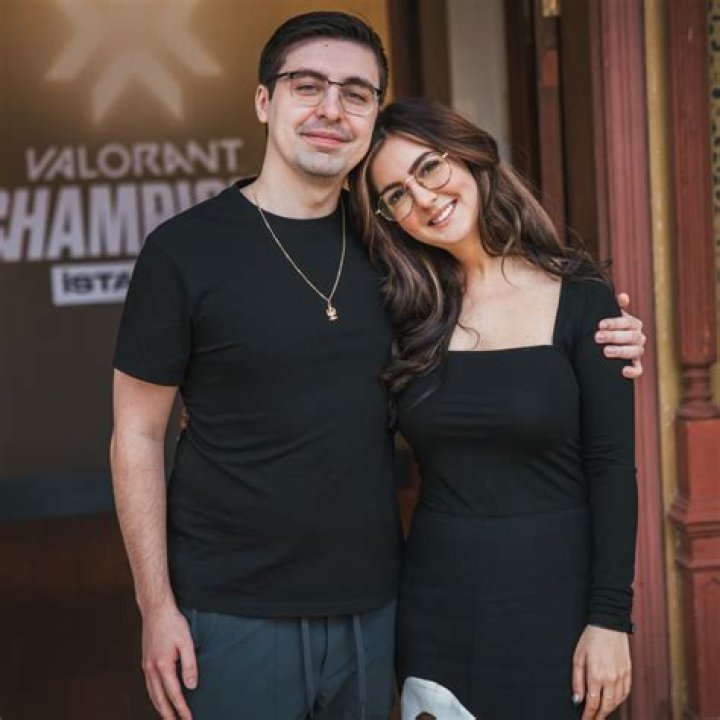 Is shroud still dating Bnans?