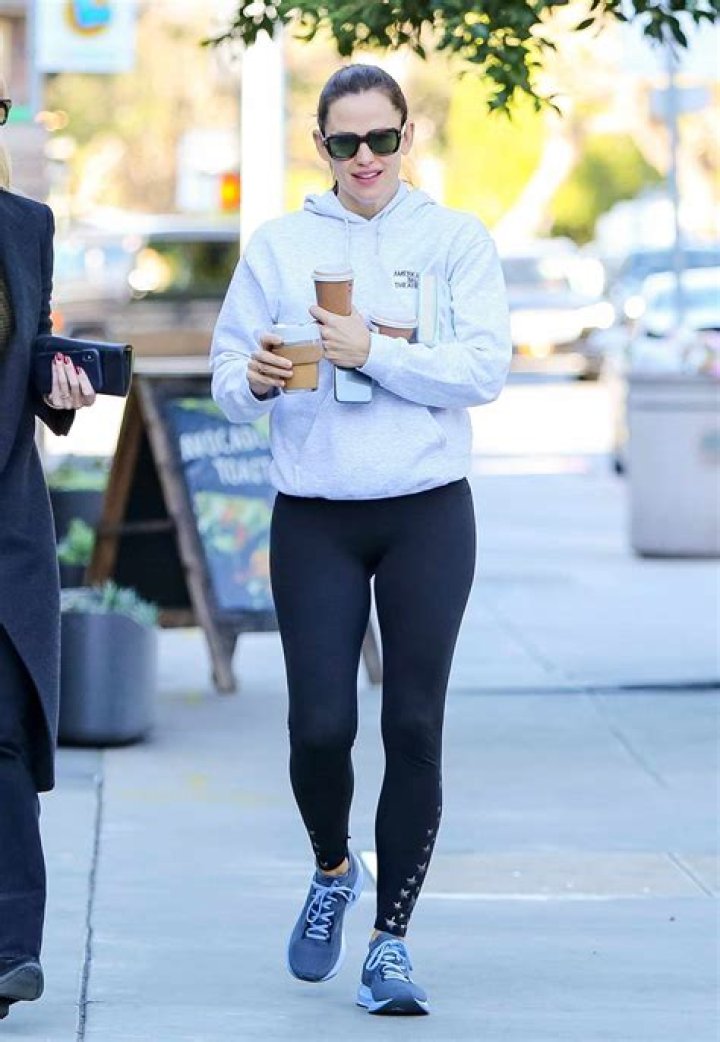 Jennifer Garner Wore Spanx Booty Boost Leggings in Navy