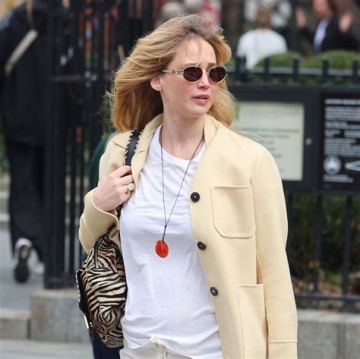 Jennifer Lawrence Wore an XXL Version of This Genius Summer Bag Trend