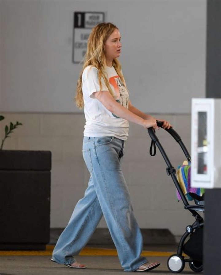 Jennifer Lawrence Wore Baggy Jeans With Sandals