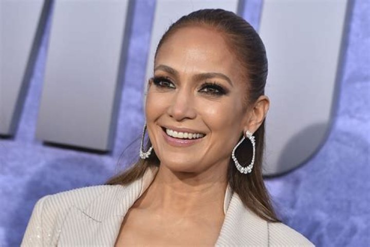 Jennifer Lopez explodes with the paparazzi and makes a rude gesture