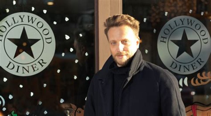 Join InStyle's Editorial Director Ariel Foxman for a Facebook Chat