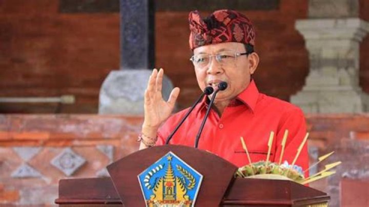 Jokowi Lauds Bali Governor over Mandatory Traditional Attire Every Tuesday, Thursday
