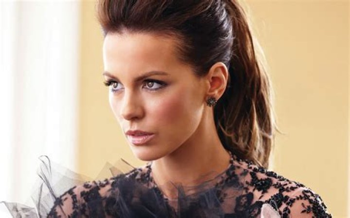 Kate Beckinsale's Outfit in Serendipity Makes No Sense